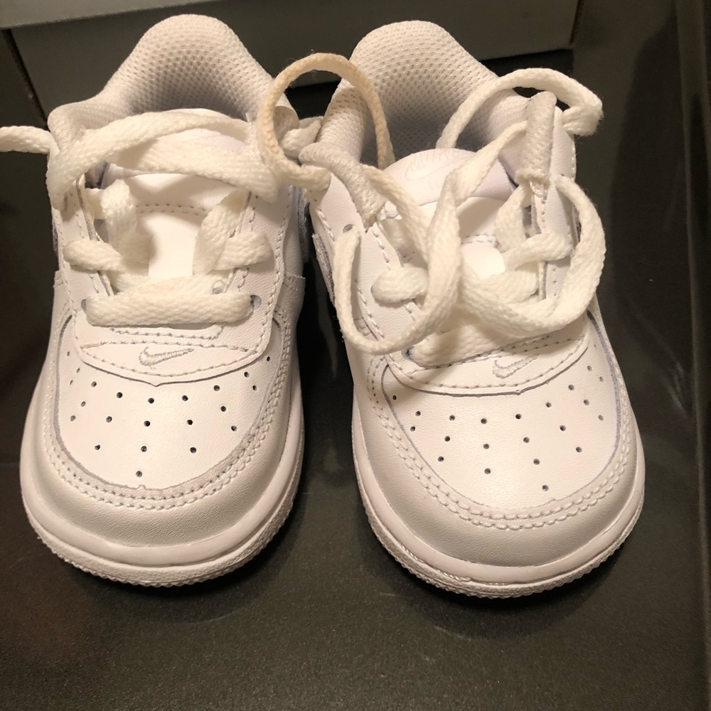 White Nike baby shoes